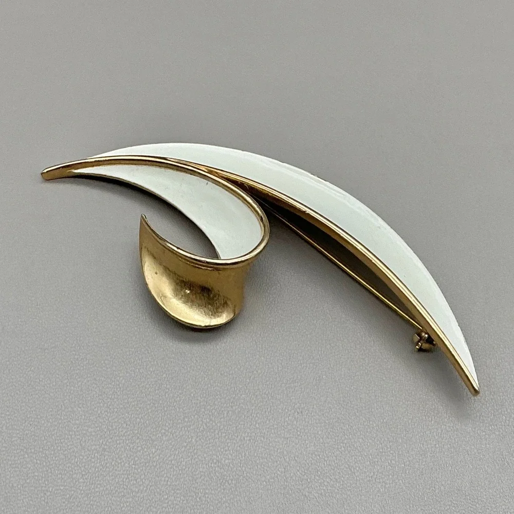 Trifari Brooch Women White Gold Tone Enamel Abstract Swirl Leaf Vintage Jewelry